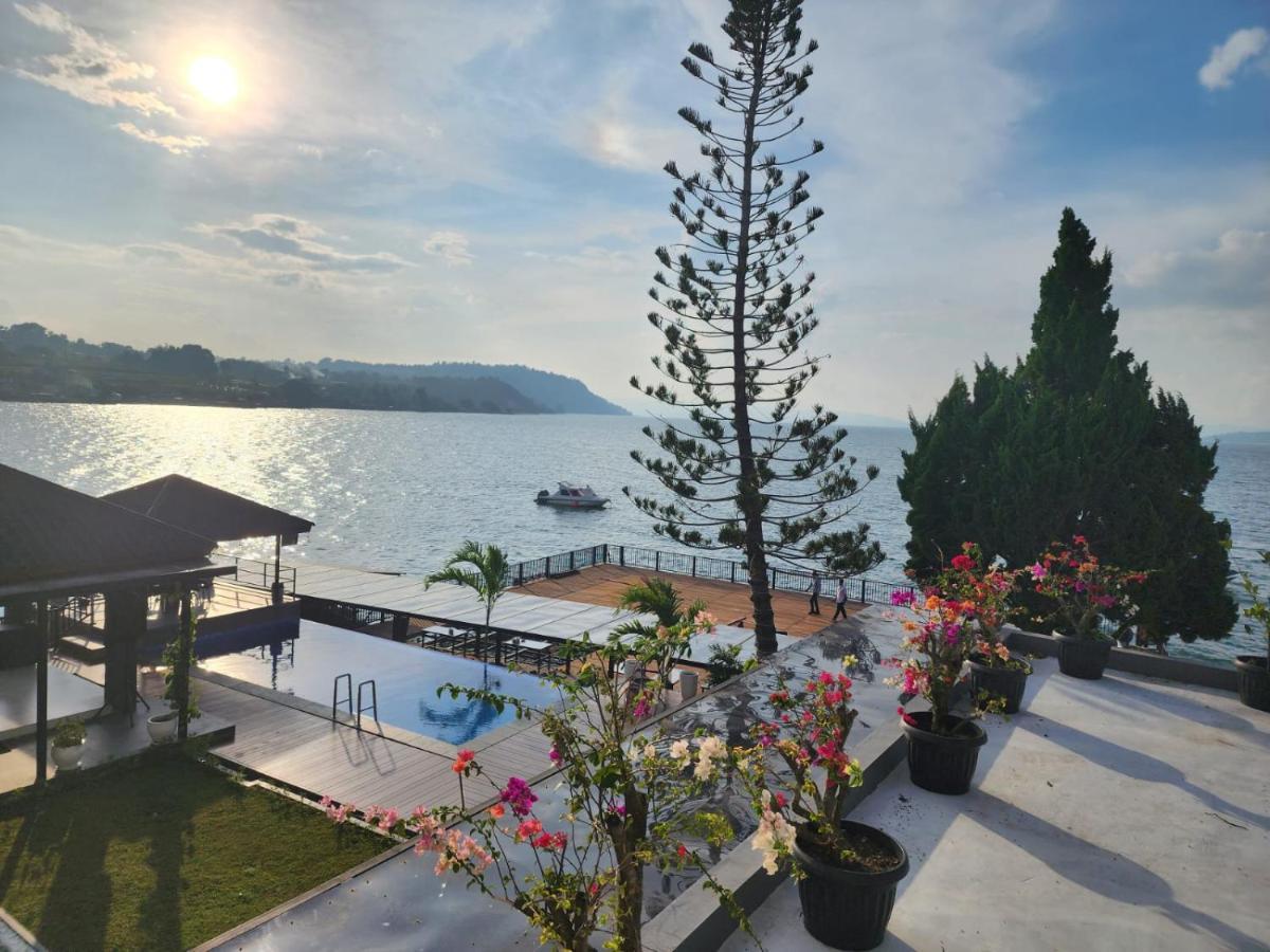 Purnama Balige Hotel Exterior photo