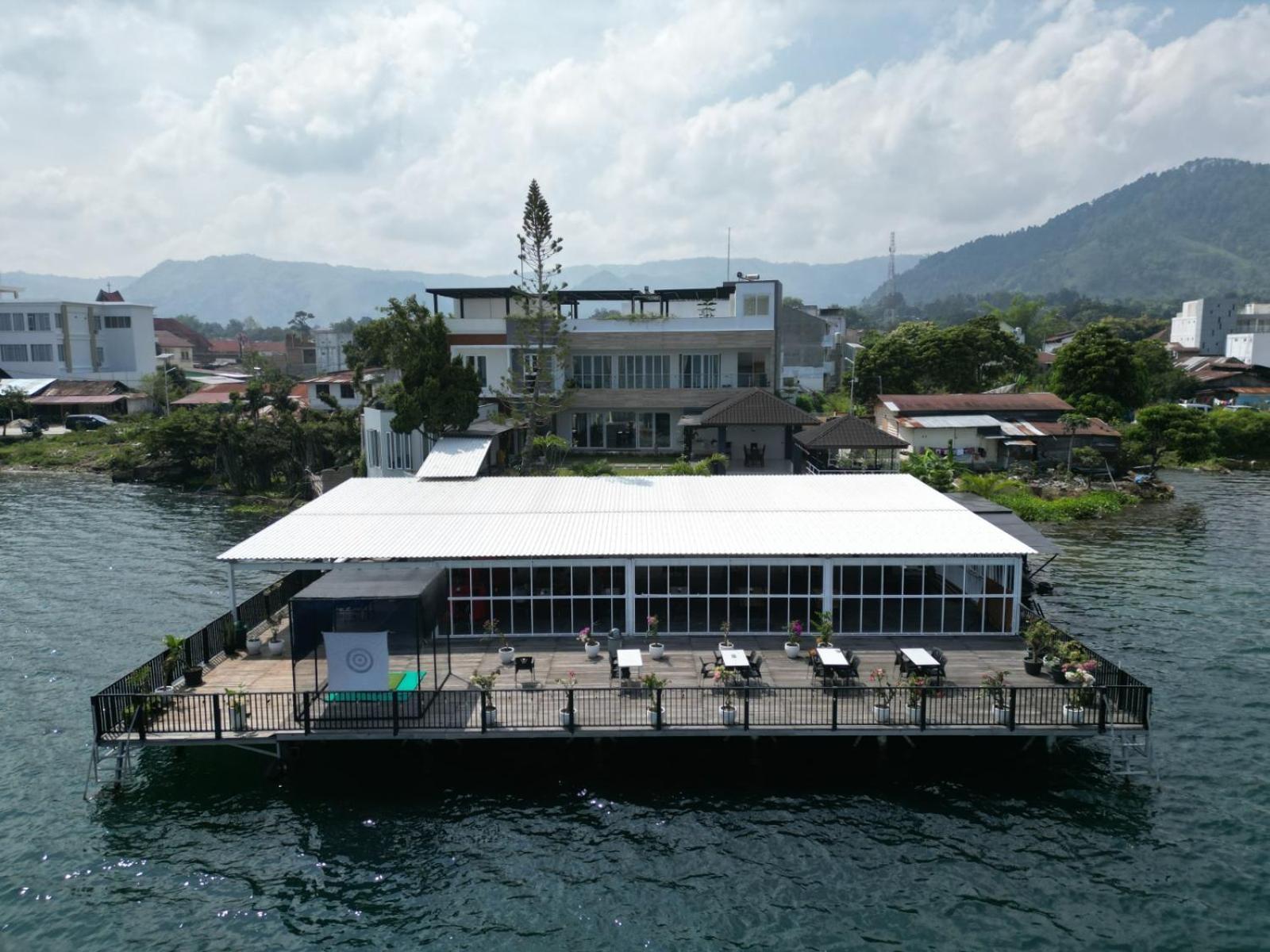 Purnama Balige Hotel Exterior photo
